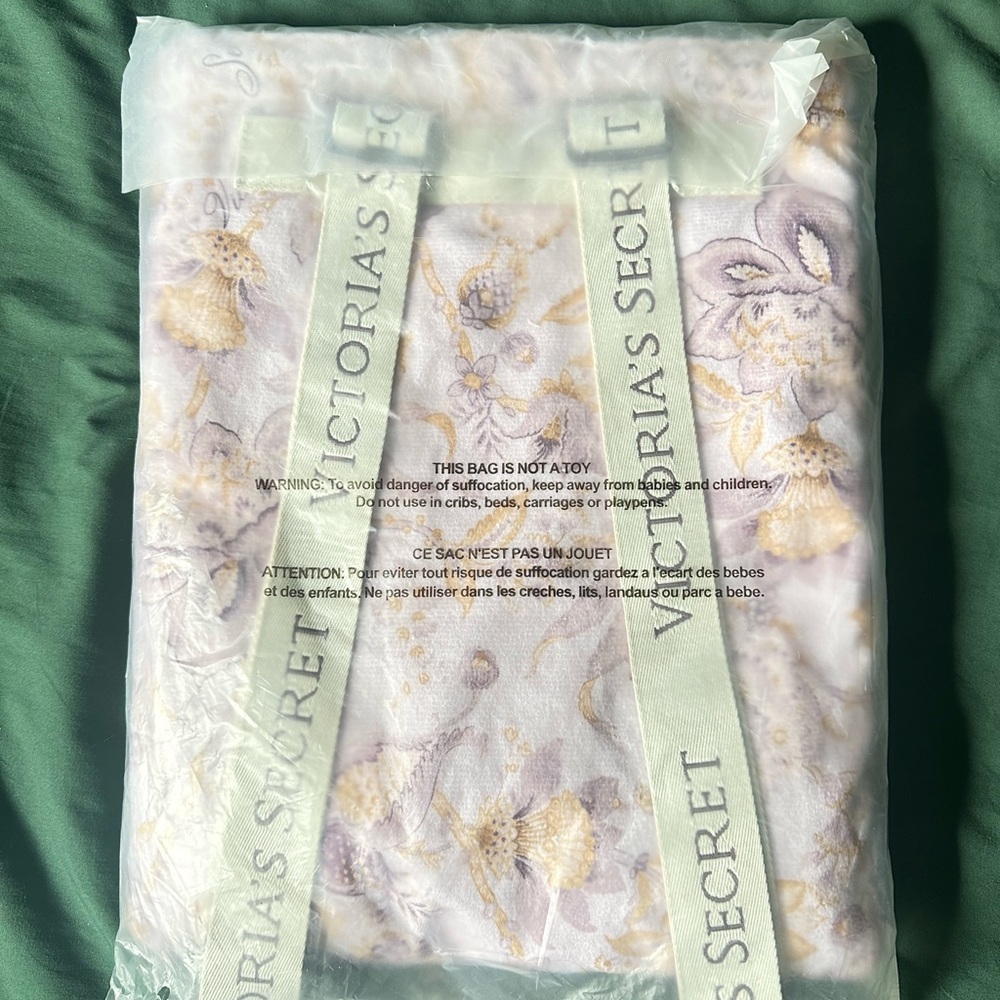 Victoria’s Secret Packable Beach Towel - Picture 3 of 3